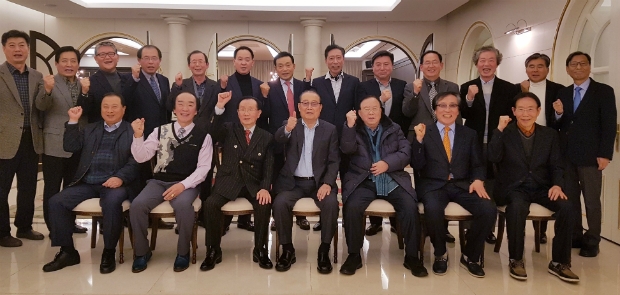 한중회 회원들이 송년회 후 힘찬 2020년을 다짐하는 파이팅을 외치고 있다. 앞줄 왼쪽4번째 임성기 한미약품 회장, 5번째 김수웅 한중회 회장.