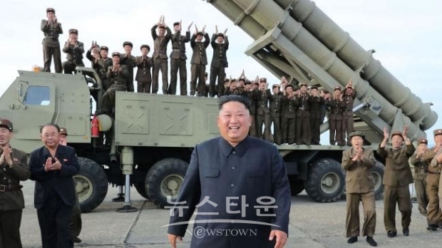 북한은 '북극성-3형(SLBM)'에 대해 ""계를 뒤흔든 새형의 무기"라고 설명하고, 초대형 방사포에 대해서는 “우리의 굴함 없는 공격전이 어떤 것인가를 보여주는 우리 식의 최강의 병기”라고 나름 대단하다는 평가를 했다.
