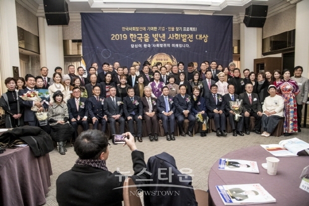 가수 장미화, 2019 한국을 빛낸 ‘한국대중가요공로대상’ 수상(김한정 기자)