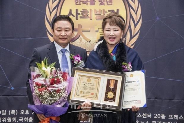 가수 장미화, 2019 한국을 빛낸 ‘한국대중가요공로대상’ 수상(김한정 기자)