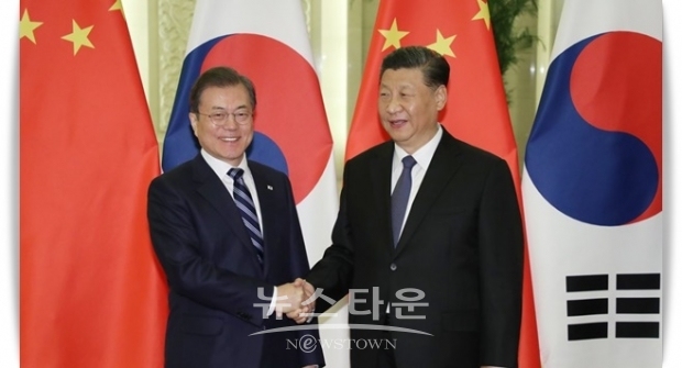 시진핑 주석은 “중국과 한국 양국은 아시아에서 나아가서 세계에서 무게감과 영향력이 있는 나라다. 우리는 양자관계가 보다 더 좋은 발전 할 수 있도록 하는 데 공감대가 있다”고 강조하고, “이번 방문은 문 대통령님이 두 번째 중국을 방문하시는 것으로, 이번 방문은 중한관계 발전하고 중한일 3국의 협력을 심화시키는 계기가 될 것”이라고 평가했다.