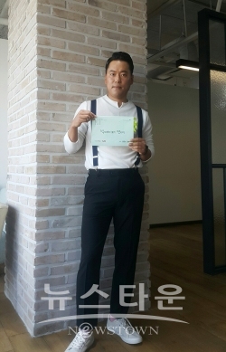 드라마 스테이지 ‘빅데이터 연애’ 이순원, 대본 인증 샷 공개 / 고득용기자 ⓒ뉴스타운