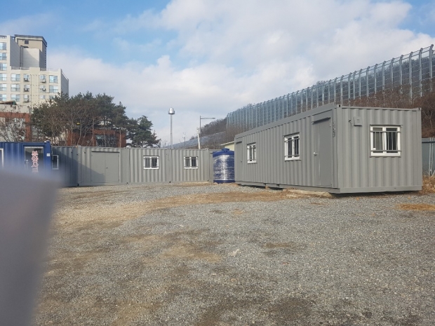 신내지구의 SK현장 인근 SH부지(신내동 195-3)에도 식당시설의 컨테이너식 불법 가건물이 무단으로 자리하고 있다.