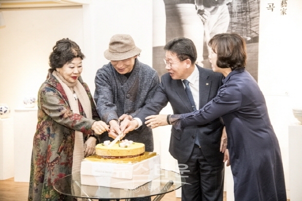 제9회 天土 백도곡 개인전 ‘양구백토 조성물전’(김한정 기자)