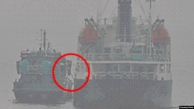 지난 17일 오전 9시 동중국해 공해상에서 북한 선박 '남산8'호(오른쪽)와 국적 미상의 선박 사이에 불법 환적이 이뤄지는 것으로 의심되는 사진을 일본 정부가 공개했다. 일본 방위성