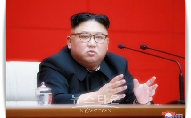 김정은은 “이러한 조건에서 지켜주는 대방도 없는 공약에 우리가 더 이상 일방적으로 매여 있을 근거가 없어졌다”면서 “미국이 대조선 적대시 정책을 끝까지 추구한다면 조선반도(한반도) 비핵화는 영원히 없을 것”이라고 경고하기도 했다.