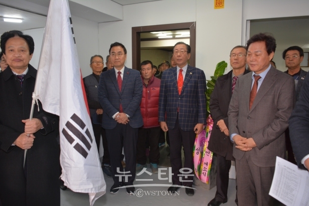 5일, 경남 나라사랑 태극기 연합 창원시 의창구 팔용동에서 보수우파세력 단합 개소식이 열렸다 (자유한국당 박완수 사무총장, 안홍준 전 의원, 최형두 예비후보, 김영선 전 의원) 등 참석