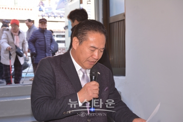 경남 나라사랑 태극기 연합 경철수 회장이 인사말을 하고 있다.