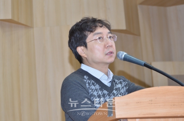‘도시는 무엇으로 사는가’ 등 베스트셀러 작가 유현준 교수가 도시의 다양한 문제점 등을 강의 하고 있다.
