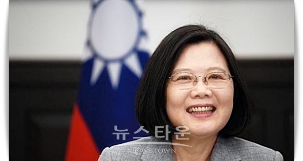 차이잉원 총통은 “국민이 선택한 정부는 절대로 위협에 굴복하지 않을 것”이라면서 “선거 결과야말로 가장 분명한 답안”이라며 중국에 대한 강경한 입장을 보이면서도 중국과의 대화의 여지는 남겨놓았다.