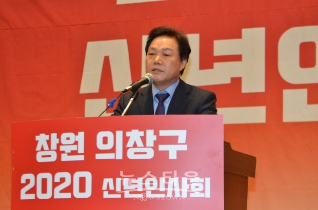자유한국당 (사무총장) 창원 의창구 국회의원이 12일 오전 신년인사회에서 인사말을 전하고 있다.