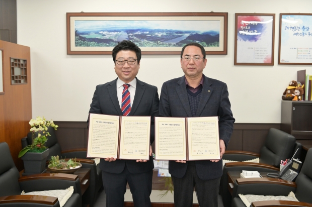 수질검사 업무협약(왼쪽부터 김우식 맑은물 분석연구원 대표, 이존관 부시장)