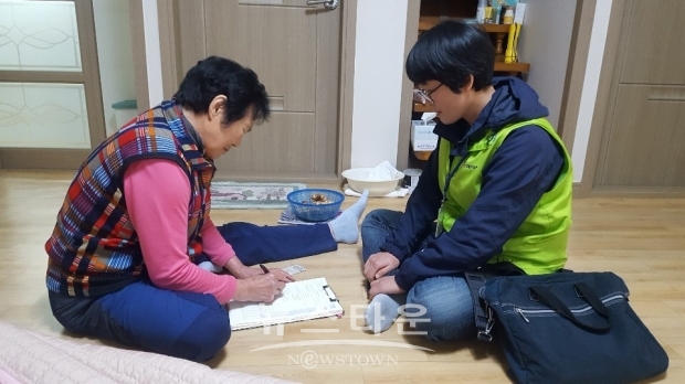 마산치매안심센터는 관내 만 65세 이상 어르신을 대상으로 치매 선별 검사를 실시했다. 전수 조사 요원이 어르신 가정을 방문하여 치매 검사를 실시 하고 있다(사진=마산치매안심센터)