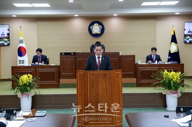 청양군의회 김종관 의원이 지난 1월 7일 개회된 제260회 임시회에서 미취학아동 진료비 부담금 지원조례 및 아동·청소년 친화도시 조성에 관한 조례안을 발의했다.