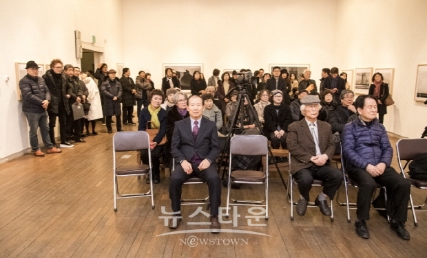 원춘호 사진전 '천년 와(瓦)' 오프닝 행사(김한정 기자)