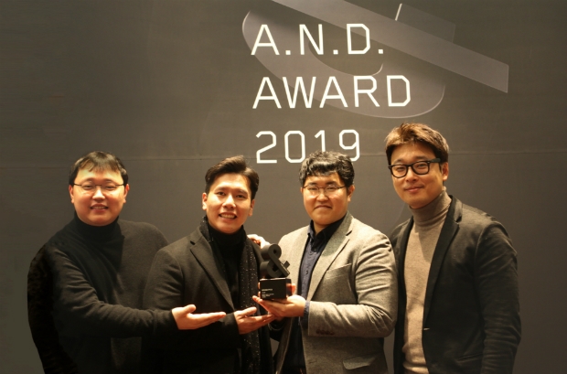 GC녹십자 직원들이 지난 17일 서울 강남구 코엑스에서 진행된 ‘2019 앤어워드’ 시상식에서 수상 후 기념사진을 찍고 있다