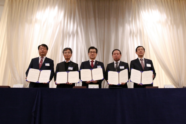 충청북도 주관 재경경제인 초청 투자설명회에서 이시종 충북도지사(가운데)와 에스와이스틸텍 홍성균 대표(우측 두 번째)가 동충주산업단지 1호 투자협약을 체결하고 기념사진을 촬영하고 있다.