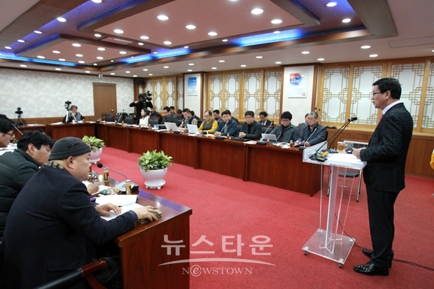 김돈곤 청양군수는 올해 가족문화센터와 장애인복지회관, 교월리 고령자복지주택, 청양읍과 정산면 공공임대주택 건립 등 굵직굵직한 사업을 추진한다고 밝혔다.