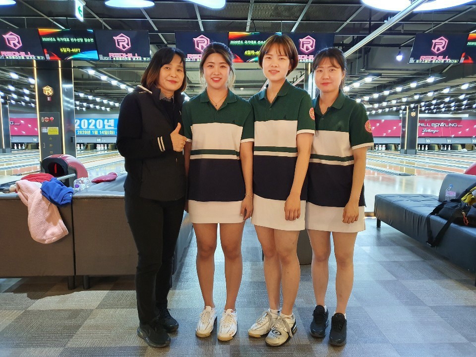 사진설명 : 왼쪽부터 김희순 감독, 양수진, 최애림, 황연주 선수