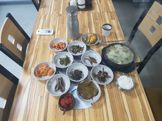 상차림 모습. 양념재료를 직접재배하고 밑반찬을 조리 저장해 선보이고 있다.
