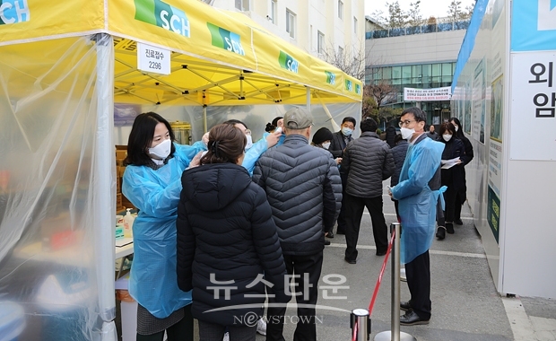 순천향대천안병원이 1월 26일부터 중국폐렴(신종코로나바이러스감염증)의 병원 내 감염예방을 위해 병문안에 대한 전면 통제에 나선 가운데 병원 교직원들이 외래진료관 앞 환자분류소에서 환자와 병원 방문객들을 대상으로 감염의심 여부를 확인하고 있다.
