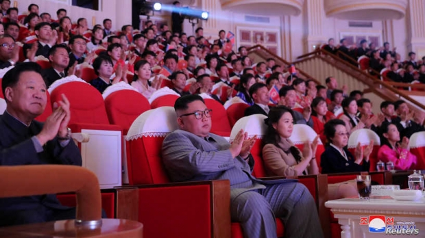 북한 김정은 부부와 김경희 전 노동당 비서가 설을 맞아 25일 평양 삼지연극장에서 기념공연을 관람했다.