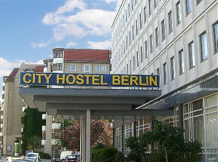 이 시설은 베를린 중심부에 있는 5층짜리 시티호스텔(City Hostel)로, 대사관의 주요 시설과 접하고 있으며, 인근에는 북한의 인공기가 걸려 있다. / 시설은 베를린 중심부에 있는 5층짜리 시티호스텔(City Hostel)로, 대사관의 주요 시설과 접하고 있으며, 인근에는 북한의 인공기가 걸려 있다. /사진 : travval.com