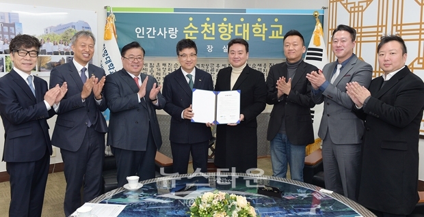 2월 3일 오전 11시, 순천향대 교내 대학본관 3층 접견실에서 서교일 순천향대 총장(좌측)과 박충민 STX라이언하트(주) 대표이사(우측)가 양 기관 관계자들과 함께 업무협력을 위한 협약을 체결했다.