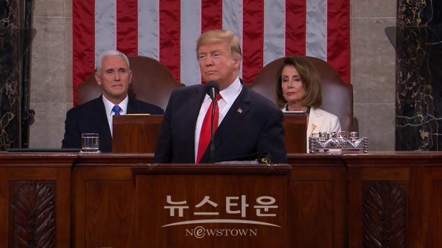 트럼프 대통령은 4일 밤(현지시간) 국정연설에서 “(이제 미국의) 경제적 쇠퇴는 끝났다. 일자리와 소득은 모두 오르고, 빈곤과 범죄율은 떨어지고 있다. 자신감은 치솟고 있다. 미국은 번영하고 있다”고 강조했다.