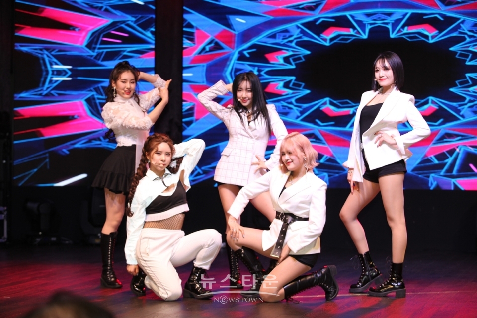 걸그룹 에피소드가 지난 3일 잠실 롯데월드몰 저스트 케이팝에서 미디어 쇼케이스를 가졌다.
