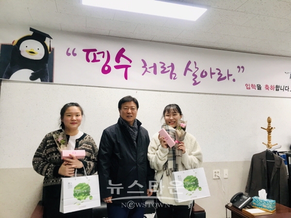 하동여고 안희경 학생, 하동군장학재단 이양호 이사장, 하동여고 안희진 학생(왼쪽부터)