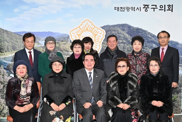 앞줄 왼쪽에서 세 번째 서명석 의장, 네 번째 이향순 회장
