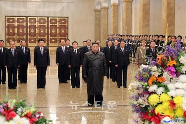 금수산태양궁전에는 최룡해 최고인민회의 상임위원장과 박봉주 당 부위원장, 김재룡 총리 등 당 정치국 위원들이 동행했다.