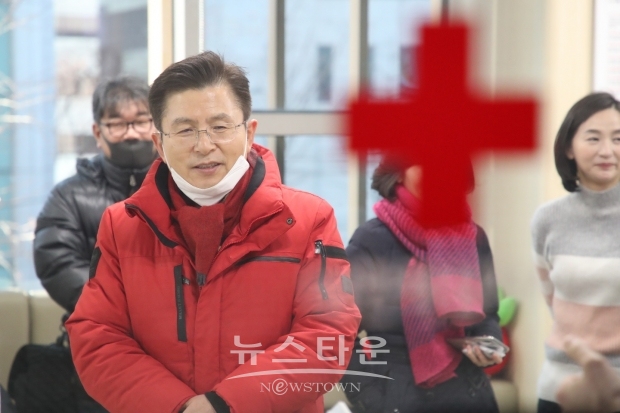 18일 황교안 대표가 당 청년부대변인들과 함께 종로에 소재한 헌혈의 집을 찾아 헌혈에 참여하고 있다.