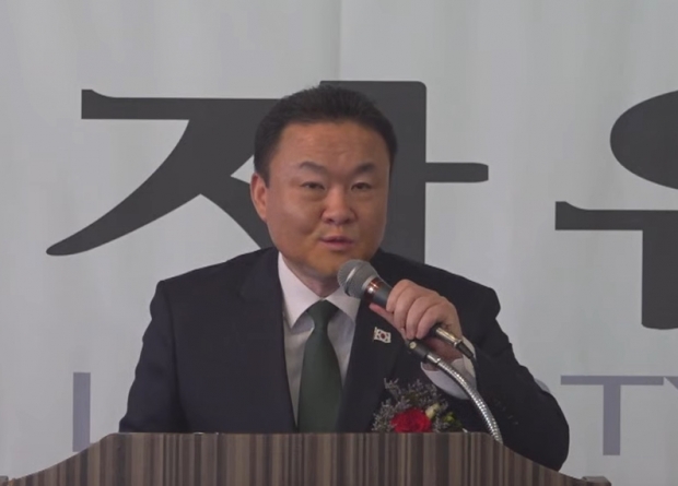 손상윤 자유당 창당준비위원장이 19일 구광역시당 창당대회에서 격려사를 하고 있다.