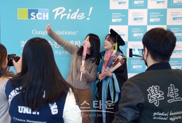 순천향대 학위수여식이 취소된 가운데 개별적으로 학위증서를 수여받은 졸업생들이 교내에 설치된 포토존에서 후배들과 함께 기념촬영을 하고 있다.