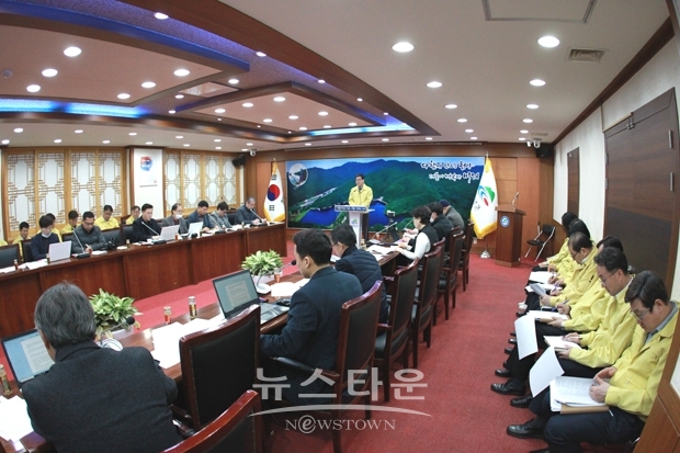 김돈곤 청양군수는 3월 초 30억 원 규모의 청양사랑상품권을 발행하고 3월말까지 10% 특별할인에 들어간다며, 어려움을 겪는 소상공인을 대상으로 특례보증과 이자지원, 사회보험료 지원, 음식점 주방시설 개선지원도 병행한다고 밝혔다.