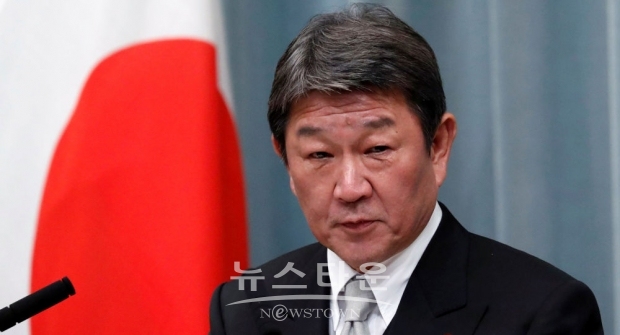 이번 한국에서의 감염 확대와 관련, 일본 정부가 중국 이외의 나라에서 위험 정보를 레벨 2에 올리는 것은 이번이 처음이다.(사진. 모테기 일본 외상)