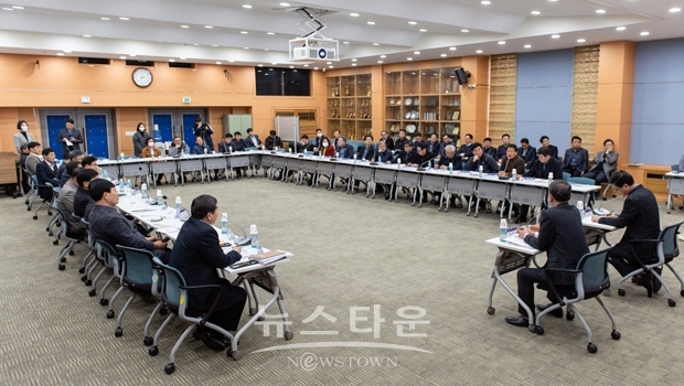 청양군이 지난 2월 25일 군청 대회의실에서 21회 축제 추진위원 등 60여명이 참석한 가운데 추진보고회를 열고 위원장 선임, 일정 협의, 발전방향 논의를 진행했다.