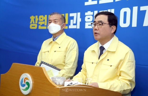 허성무 창원시장은 27일 창원시청 프레스 센터에서 전국적인 코로나-19 바이러스 확산에 따라 2020년 진해군항제를 진해군항제 축제위원회와 논의끝에 취소하기로 결정 했다고 발표했다.