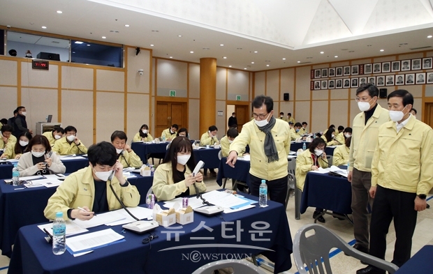 2월 29일 이시종 충북도지사와 조길형 충주시장이 충주시청에 설치된 신천지 신도 긴급조사 현장을 방문해 전담공무원들을 격려했다. 공무원 100명으로 전담반을 구성하고 신천지 신도 2,484명을 대상으로 전화조사를 진행하고 있다.