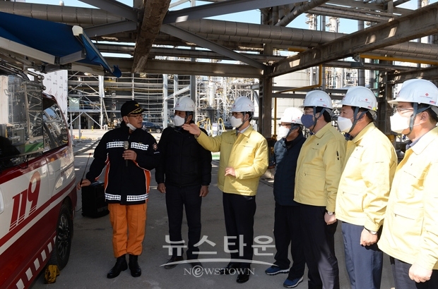 양승조 충남지사가 3월 5일 서산 롯데케미칼 대산공장 폭발사고 현장을 직접 둘러본 뒤 지역민, 공장관계자 등을 만나 피해 현황을 점검했다.