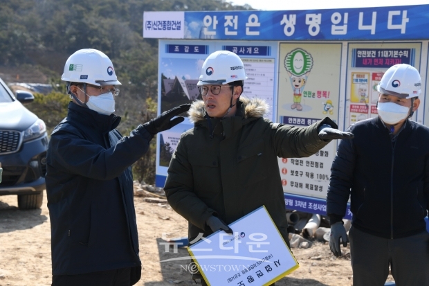전북 군산에 건립중인 국립 신시도 자연 휴양림을 방문한 최병암 산림청 차장(왼쪽 첫번쨰)