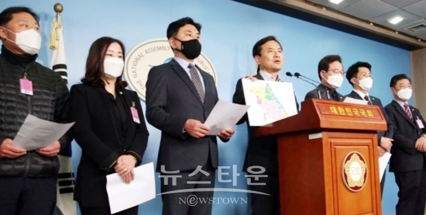 3. 5(목) 13시 20분 국회 정론관에서 미래통합당 춘천 김진태 의원과 시의회 시의원 전원(김보건, 김운기, 정경옥, 한중일, 이상민, 고옥자, 이대주, 김진호 의원)이 춘천분구 관련 선거구획정 문제 긴급기자회견