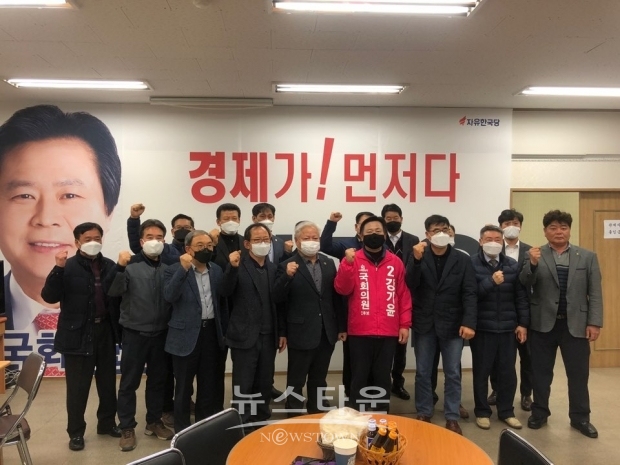 경남팔각회, 상남초등, 성주초등, 안남초등, 창원남중, 마산공고 동문, 상인연합회 등 단체 회원들이 강기윤 예비후보자 사무실을 방문해 지지선언을 하고 있다.