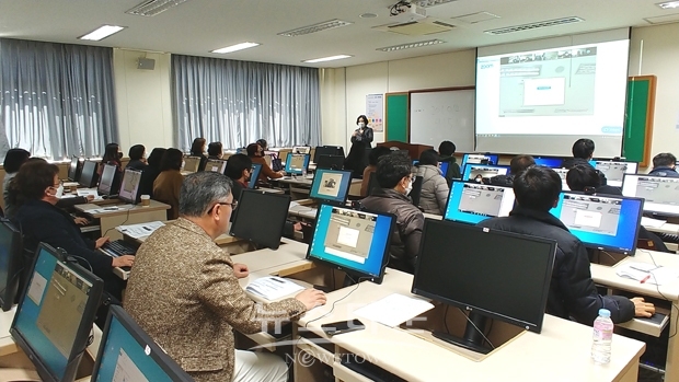 온라인 수업 준비를 위한 교수 교육 장면