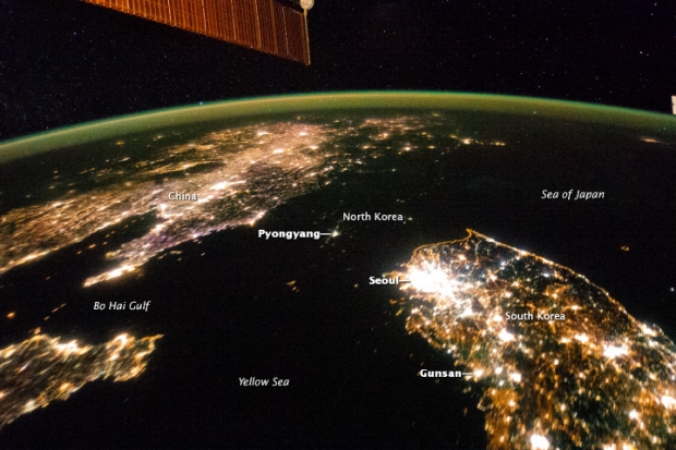 미국 항공우주국(NASA)이 최근 촬영해 공개한 한반도 밤 사진. 한국은 불빛이 환한 반면 북한은 캄캄한 바다처럼 보인다. NASA 자료사진