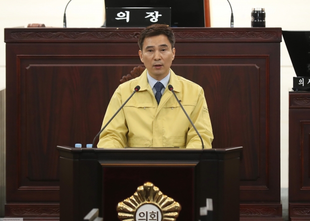 시의회에서 코로나19 긴급 추경 제안 설명을 하고 있는 서철모 화성시장