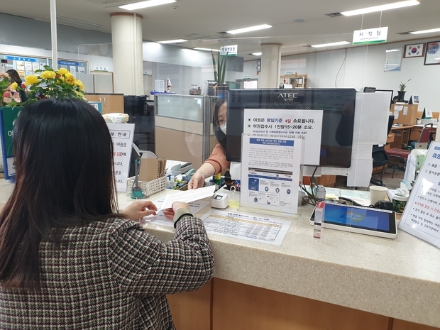 평택시 안중출장소, 코로나19 방지 민원실 등 안전 가림막 설치