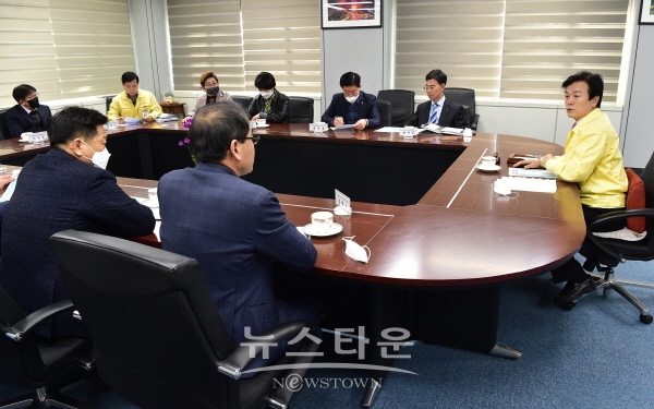 조규일 진주시장이 소상공인들과 간담회를 하고 있다.